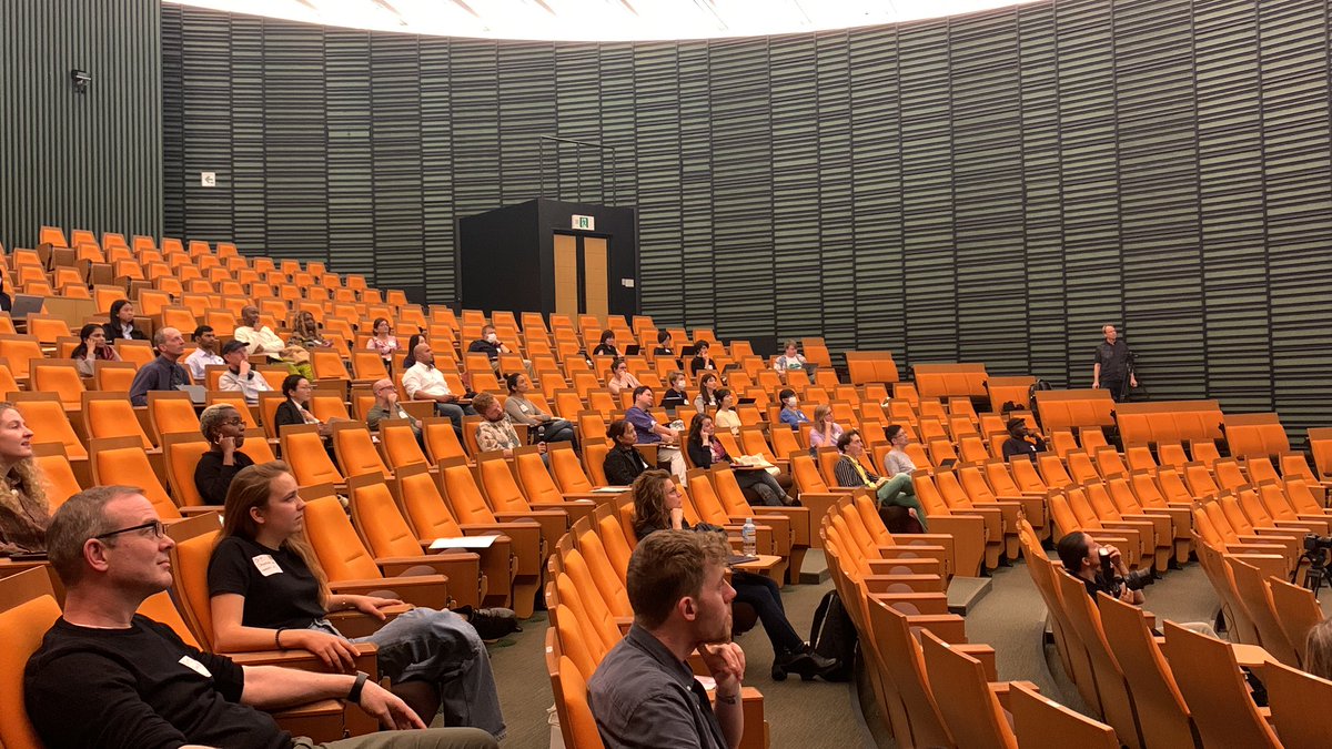 JapanScicom's tweet photo. 3, 2, 1, Go 💥 The flash talks are off, giving us shots of knowledge in everything from creative writing to data analytics at #JSF23. 🧵 with main points. https://t.co/VsRlWNwW6r