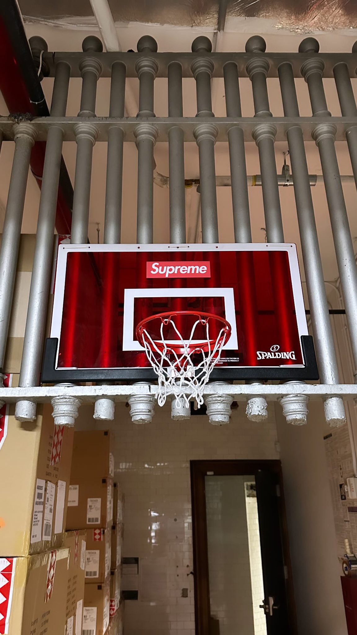 SUPREME®/SPALDING® MINI BASKETBALL HOOP