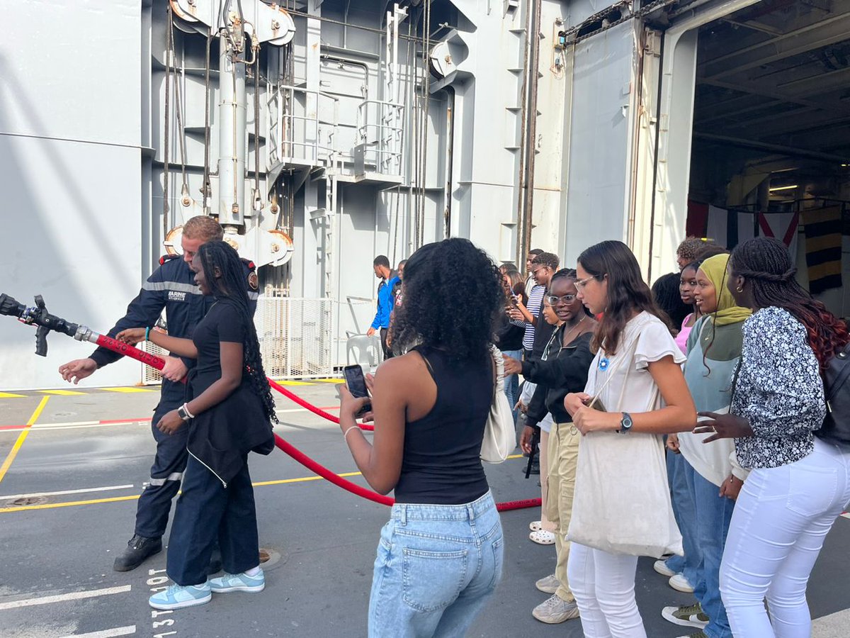 A l'occasion de la commémoration de l'Armistice, le samedi 11 novembre 2023, les élèves délégués de 3ème, 2nde, 1ère et terminale ont été conviés par les Forces Françaises au Sénégal à bord du porte-hélicoptère amphibie Mistral, en escale à Dakar.