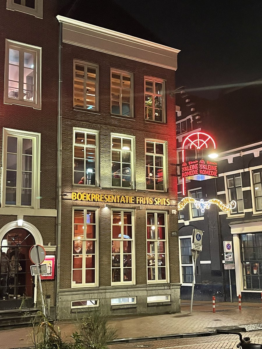 Dit is zo bijzonder.. ik sta in het nieuwe boek van <a href="/fritsspits/">Frits Spits</a> ♥️ 🤯 Gisteren kwam zijn boek uit, een ode aan het Nederlandstalige lied en aan zijn eigen leven. Hij noemt 93 liedjes die hem hebben geraakt en daar horen ‘Portugallig’ en ‘Content’ dus bij! Knijp me!!!