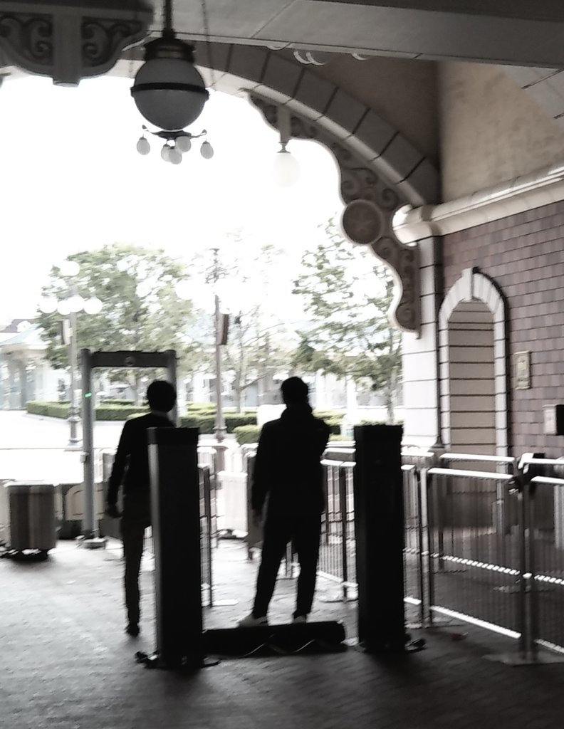 Hks77HBfefLxwIb's tweet photo. ランドのエントランスだけど今後待ち列が少し���善されるかも?

ステーション高架下中央の手荷物検査がシーと同様通過式の手荷物検査機に交換されてました。
（設置中でまだ通れなかった）

今後全部がこのタイプに変更されると思います。
（それまで時間は掛かると思う）

#TDR_now https://t.co/qpC4PJpPU7