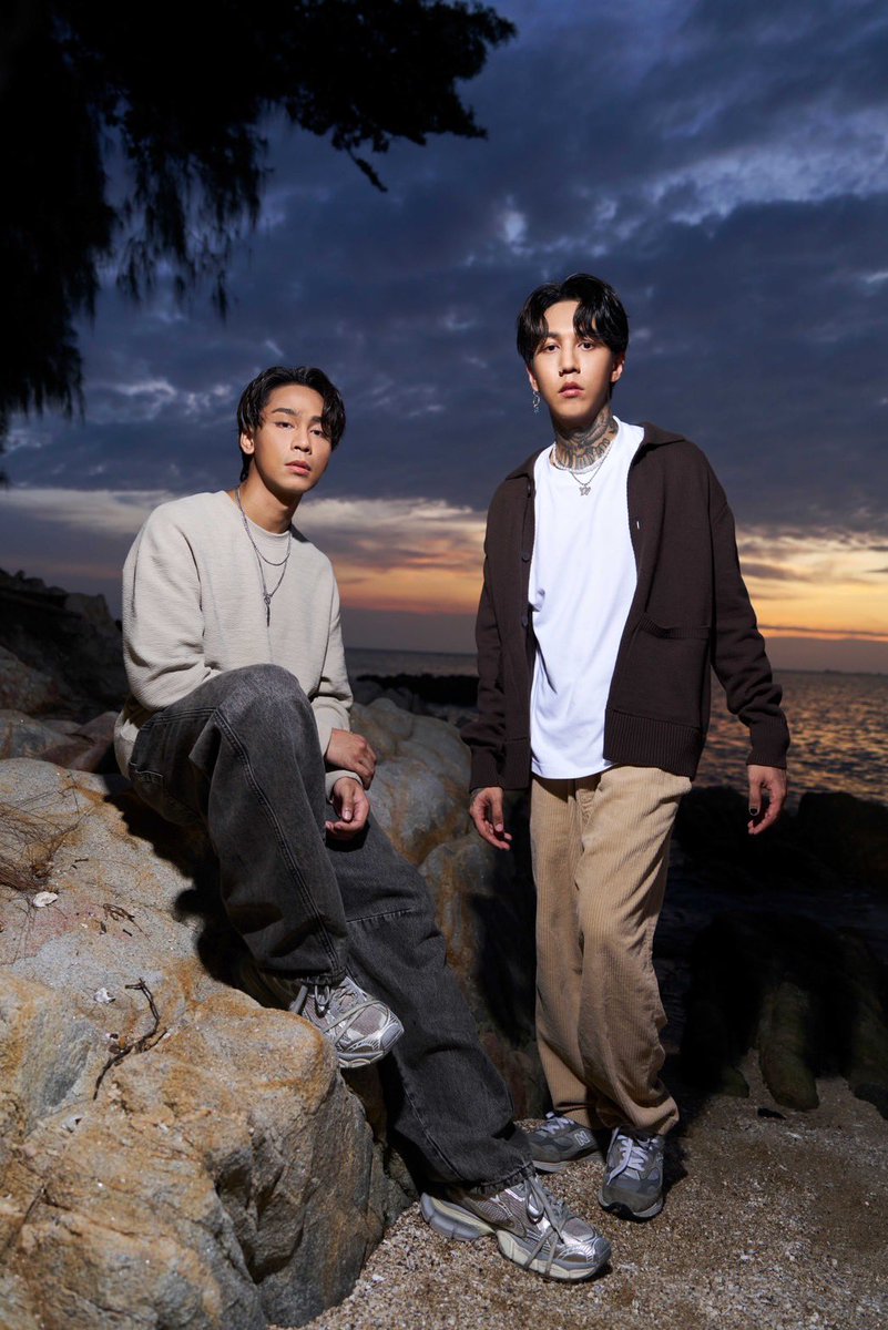 OnmagTh's tweet photo. กว่าจะลืมเธอมันยากรู้ไหม แล้วเธอจะกลับมาทำไม? 
“กลับมาเพื่อบอกลา” เพลงเศร้าล่าสุดจาก Paper Planes 

#PaperPlanesBand  
#กลับมาเพื่อบอกลา
#onmagth https://t.co/M5tONnClLp