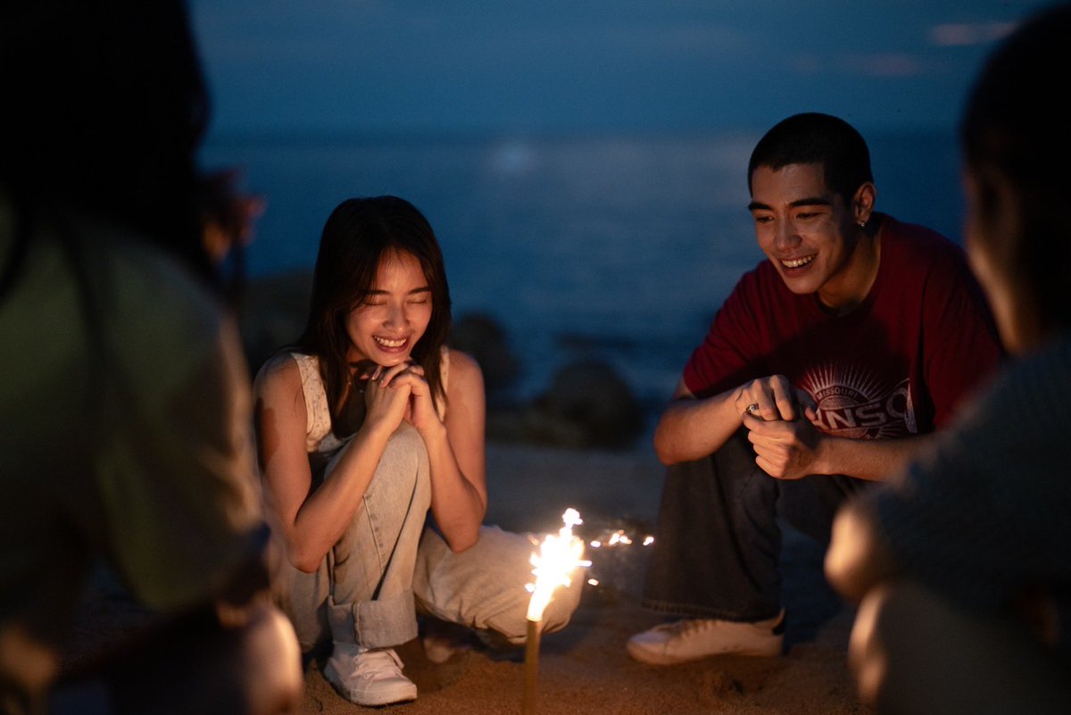 OnmagTh's tweet photo. กว่าจะลืมเธอมันยากรู้ไหม แล้วเธอจะกลับมาทำไม? 
“กลับมาเพื่อบอกลา” เพลงเศร้าล่าสุดจาก Paper Planes 

#PaperPlanesBand  
#กลับมาเพื่อบอกลา
#onmagth https://t.co/M5tONnClLp