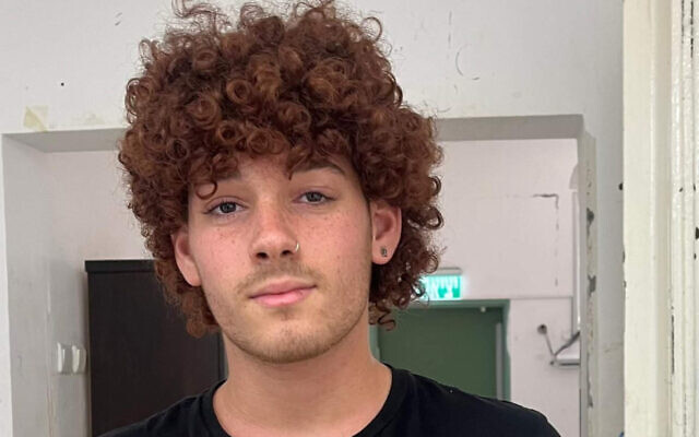 AntonStruve's tweet photo. Matan Rosenberg 🕯️

Agé de tout juste 17 ans, Matan a été assassiné par des terroristes du Hamas lors du festival de musique du 7 octobre.  Sur sa pierre tombale, sa famille a gravé des touches de piano, exprimant son amour pour la musique et l'a commémoré comme "un cadeau que Dieu nous a envoyé, avec des boucles dorées uniques et une âme qui a touché tout le monde".  Que la mémoire de Matan soit à jamais une bénédiction.
