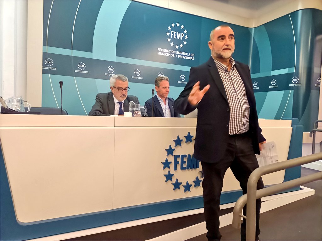 REDFEMP_TyP's tweet photo. Comienza el curso presencial "Introducción a metodologías y prácticas de innovacion publica en el ámbito local", con @borjacolon, @rafacamu y @pove22

Presentan @garroteglez y @jnunor https://t.co/s6YpPWHPiV