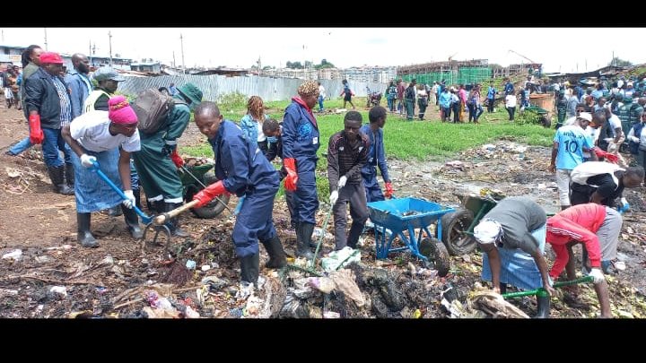 UNHABITAT_ROAF's tweet photo. Yesterday, together with @ETCO_Kenya and @nairobi_rivers and the support from @GermanyinKenya, we activated the Ngong River community Engagement and River clean up activities with more than 200 Community members and over 35 CBOs from the Ngong River represented.
#LetTheRiversFlow https://t.co/mf9FctwVBh