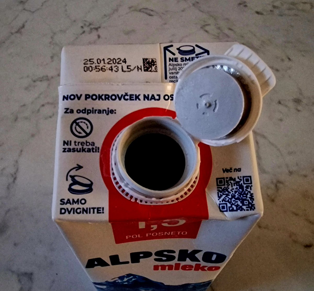 Dragi Twitter, ti boš vedel - v katero smer je treba zasukati pokrovček, kadar piješ mleko neposredno iz tetrapaka? 
Hvala.