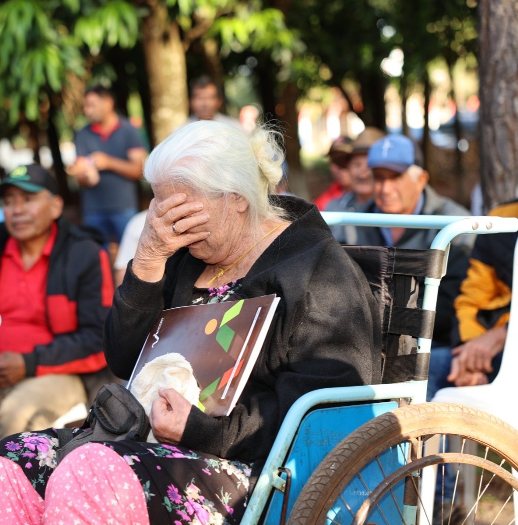 frarui1's tweet photo. Llanto de alegría, de emoción, de felicidad, al recibir su título de propiedad. Fueron 30 años de espera y eso tenemos que cambiarlo. En 83 años se tituló apenas el 5% de los inmuebles. El @IndertPy puede hacerlo, tiene el capital humano. Necesita recursos e independencia técnica https://t.co/5eOfmLgB4C
