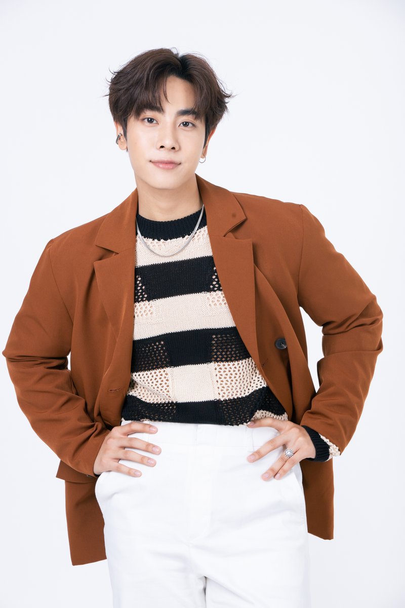 SuperstarnewsTH's tweet photo. สร้างโมเมนต์ในซีรีส์ จนแฟนคลับฟินกันข้ามปี สำหรับสองหนุ่มสุดฮอต เอิร์ท -พิรพัฒน์ และ มิกซ์-สหภาพ ล่าสุดแฟนคลับเตรียมตัวมากรี๊ดกันอีกครั้ง เมื่อ 2 หนุ่มจะมาสร้างปรากฏการณ์ความฟิน ในงานเปิดตัวกิจกรรม “MEGA HAPPINESS SEASON 2023 และการเปิดร้านของเล่นสุดหรรษาของลุงซานต้า ในงาน “UNLOCK HAPPINESS AT THE SANTA’S TOY STORE”  งานนี้ 2 หนุ่มได้ควงนักแสดงสาวแห่งปีอย่าง เบลล่า-ราณี แคมเปน ที่จะมาร่วมโชว์สุดพิเศษเฉลิมฉลองเทศกาลคริสต์มาสและปีใหม่ด้วย ต้องมาดูกันว่า 2 หนุ่มจะสร้างโมเมนต์อะไรให้ได้ฟินจิกหมอนกันอีกครั้ง ในวันพุธที่ 22 พฤศจิกายน 2566 ตั้งแต่เวลา 17.30 น. เป็นต้นไป ณ เมน เอนทรานซ์ ศูนย์การค้าเมกาบางนา #เอิร์ทมิกซ์