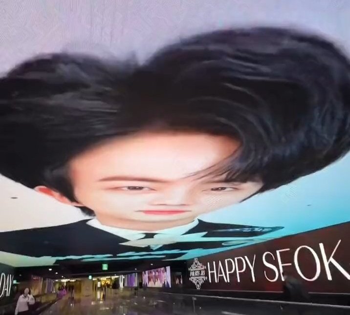 vantemims's tweet photo. one of the very rare moment to happen when you find seokjin slipping https://t.co/UdDiRi6hmz
