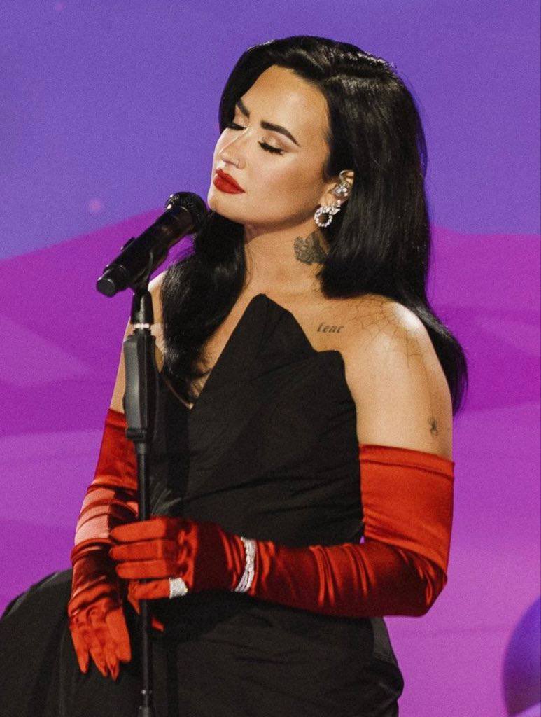 lonelylvato's tweet image. this might be my favorite pic of demi in a long time i’m in love