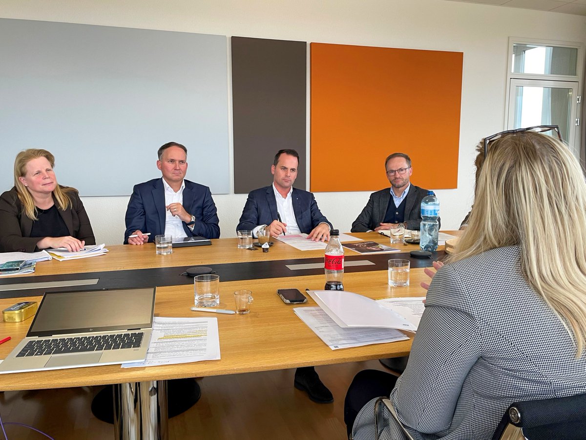 SECO_StateSec's tweet photo. Mit Vertretern der Medtech-Branche unter der Leitung von @Damian_Mueller_ sprachen wir über die Kernfaktoren für den Innovationsstandort🇨🇭:
Geregelte Beziehungen mit der EU, eine rasche Anerkennung von FDA-zugelassenen Medizinprodukten & der Schutz des geistigen Eigentums. https://t.co/6XBPCtM3vP