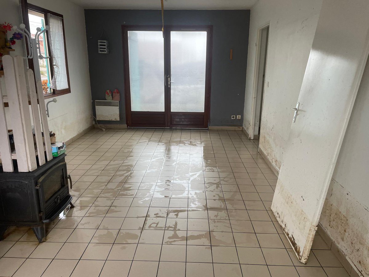 [inondations] quelques heures après leur arrivée, l’équipe travaille avec les sapeurs-pompiers de la colonne  Sud dans la <a href="/villeetaples/">Ville d'Étaples sur mer</a> . De nombreux sinistrés et beaucoup de travail pour l’équipe. #inondations #crues <a href="/PompiersFR/">Pompiers de France</a> <a href="/comf3aqui/">Communication France 3 N-A</a> <a href="/Nordlitt/">Nord Littoral</a> <a href="/sudouest/">Sud Ouest</a> <a href="/OuestFrance/">Ouest-France</a>