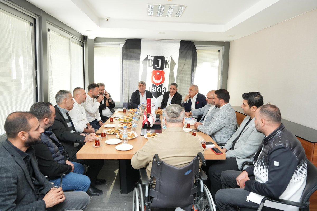 SerdalAdali_x's tweet photo. Seçim çalışmalarına kısa bir ara vererek Hatay’da depremden etkilenen kongre üyelerimiz ve taraftarlarımızı ziyaret ettik. Dertlerini dinledik, sorunlarını gerekli yerlere iletmek için söz verdik. 🙏🏼 https://t.co/x2lT5xhLs9