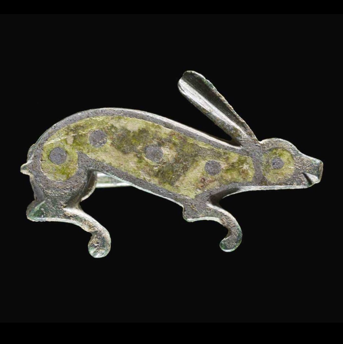 A lovely Romano-British brooch in the form of a hare. The person who made the brooch gave the hare a cheerful little face! 😍 At almost 2,000 years old, this delightful design wouldn’t look too out of place today! Copper alloy and enamel. Photo: British Museum