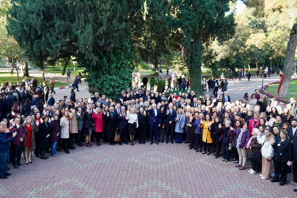 erolozvar's tweet photo. Bu yılki Araştırma Üniversiteleri Yıllık Değerlendirme Toplantısı’nı @UniversiteEge ev sahipliğinde İzmir’de gerçekleştiriyoruz. Üniversiteye gelişimizde bizleri sıcak bir şekilde karşılayan Ege Üniversitesinin tüm hocalarına, idari personeline ve öğrencilerine teşekkür ederim. https://t.co/XM0lxb896p