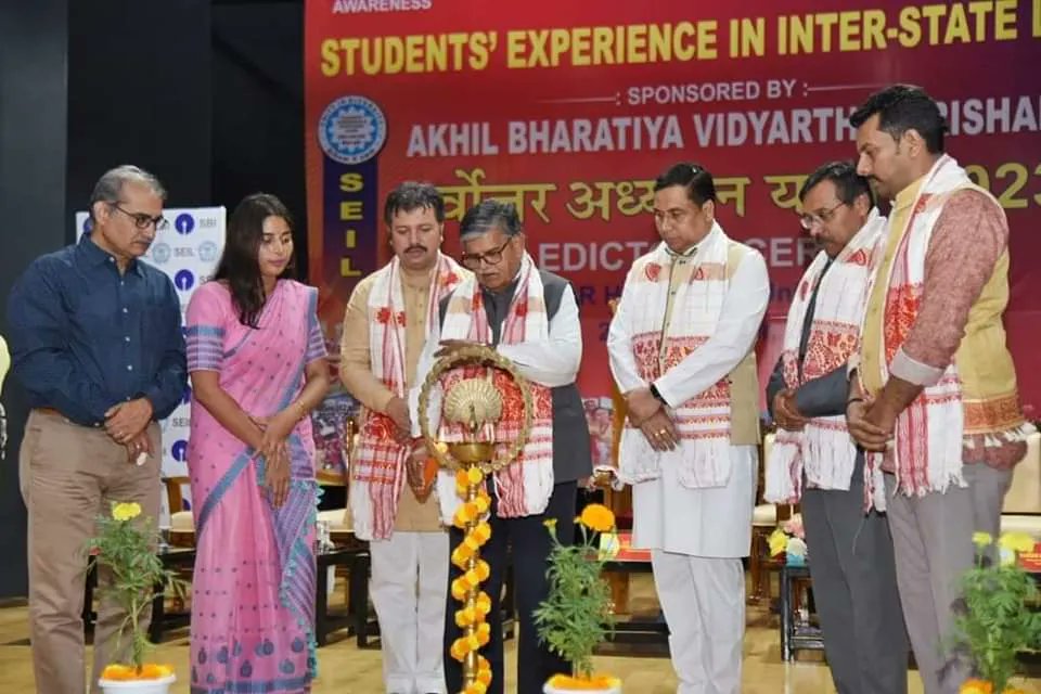 abvpcottonunit's tweet photo. On the 20th of November, 2023, the Valedictory Ceremony of the #SEILTour2023 was organised in the KBR Hall of Cotton University. 75 delegates from different parts of India were present at the event, along with students from several colleges in Guwahati. https://t.co/qh34fA49my