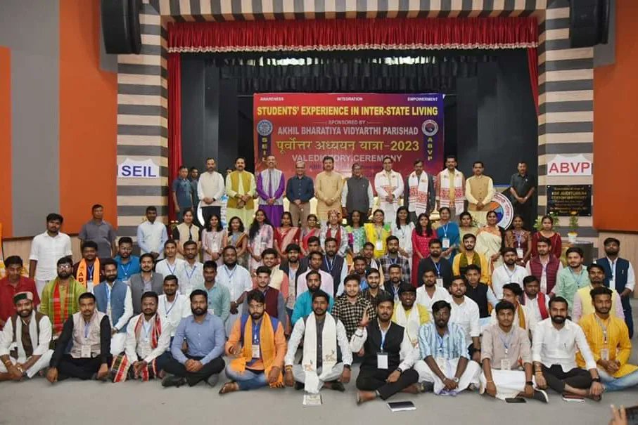 abvpcottonunit's tweet photo. On the 20th of November, 2023, the Valedictory Ceremony of the #SEILTour2023 was organised in the KBR Hall of Cotton University. 75 delegates from different parts of India were present at the event, along with students from several colleges in Guwahati. https://t.co/qh34fA49my
