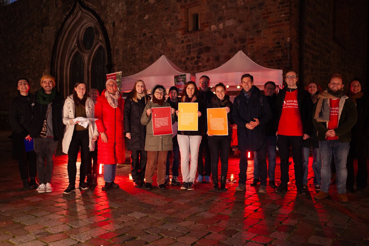 tdh_de's tweet photo. Danke an alle, die gestern mit uns für den Schutz junger Umweltaktivist*innen auf der Straße waren. #LichtAnFürKinderrechte: https://t.co/88hIO96K1z

#Klimagerechtigkeit #PeopleNotProfit https://t.co/0wtWrKlkJ3
