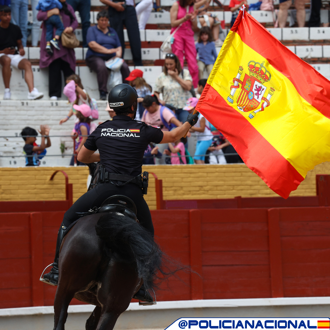 policia's tweet photo. Feliz #DíadelaConstitución 🇪🇸 🇪🇸

La @policia vela por el cumplimiento y #respeto de la  #Constitución Española que ordena nuestra misión:

"Proteger el libre ejercicio de los derechos y libertades y garantizar la seguridad ciudadana" https://t.co/3MdaQQxTEx