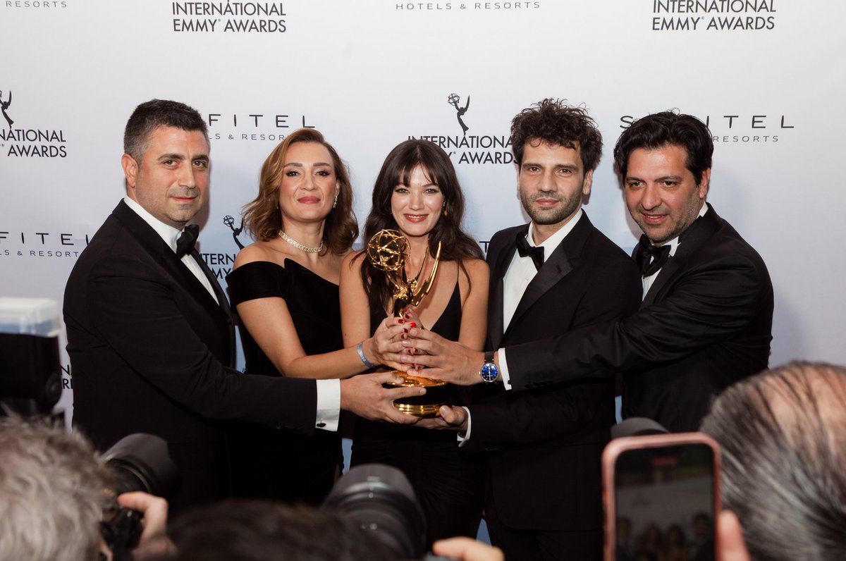 beklenenkral's tweet photo. Hak edilmiş, bileğinin hakkıyla alınmış, şahsen izleyicisi olarak gurur duyduğum bir ödül bu. İçtenlikle tebrik ederim. 

#Yargı, #IEmmy'de 'Telenovela' kategorisinde ödülün sahibi... https://t.co/C4gsgBEECL
