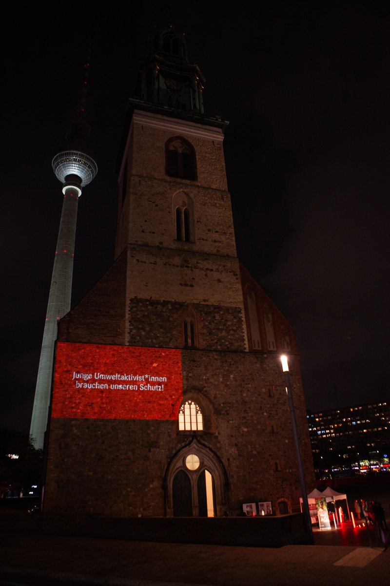 tdh_de's tweet photo. Danke an alle, die gestern mit uns für den Schutz junger Umweltaktivist*innen auf der Straße waren. #LichtAnFürKinderrechte: https://t.co/88hIO96K1z

#Klimagerechtigkeit #PeopleNotProfit https://t.co/0wtWrKlkJ3