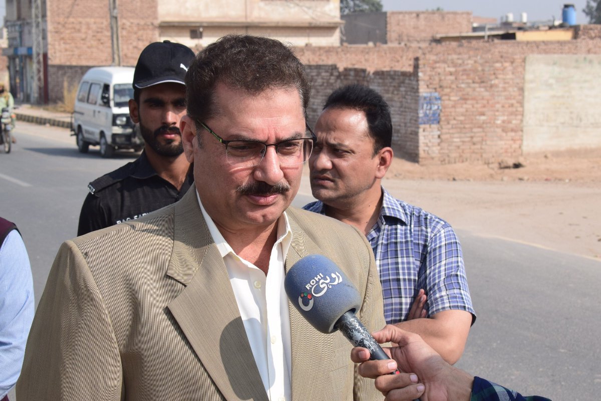 phamultan's tweet photo. ڈی جی پی ایچ اے ملتان آ صف رؤف خان کا متی تل تا کھاد فیکٹری چوک گرین بیلٹ کا دورہ۔ تین سو سے زائد پلکن،بکاین اور نیم کے درختوں کی شجرکاری مکمل کر لی۔پی ایچ اے ملتان نے ناردرن بائی پاس تا سہو چوک اور متی تل چوک تا  کھاد فیکٹری گرین بیلٹ پر شجرکاری مکمل کر لی ہے۔1/2 https://t.co/US3FWNu4Ml