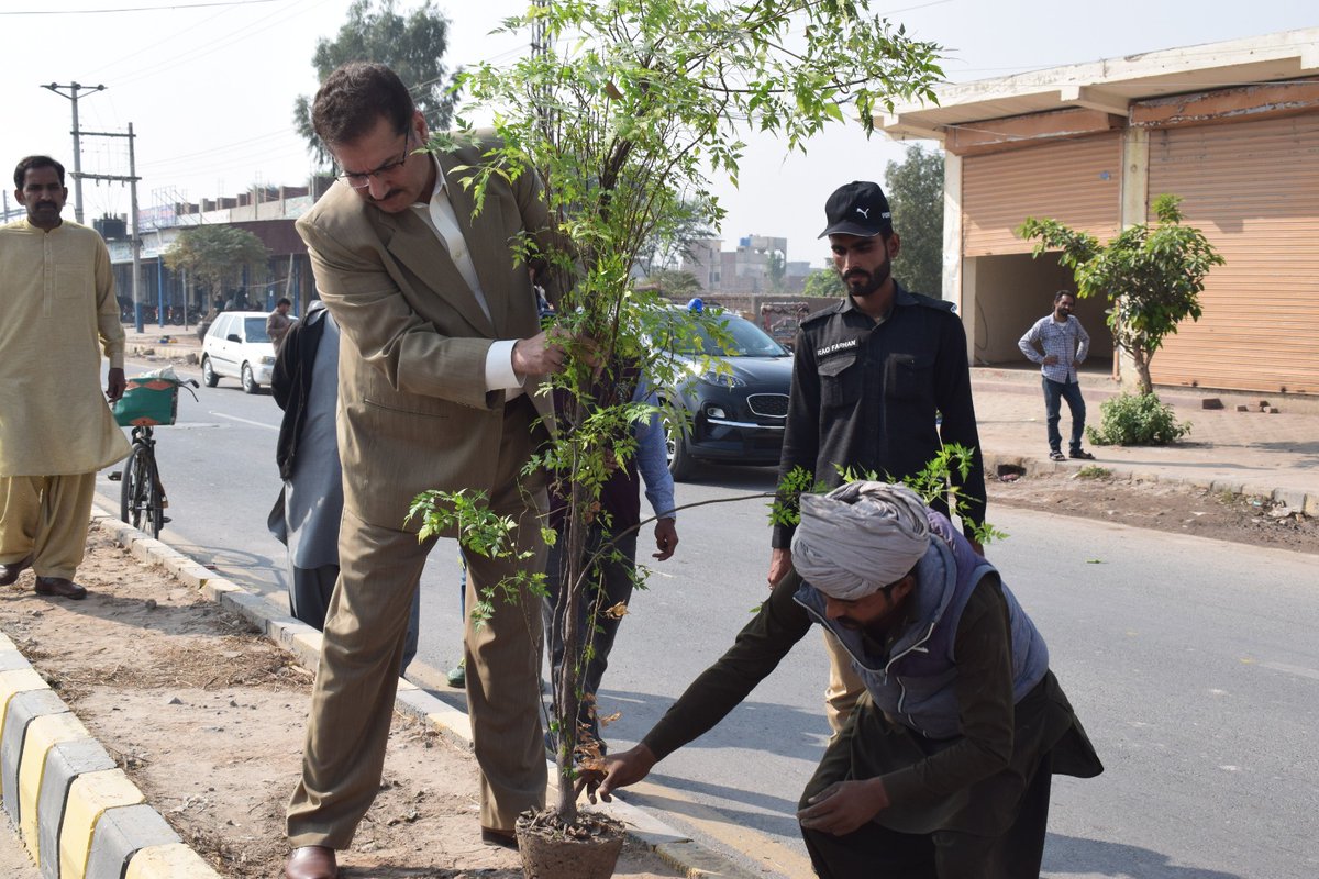 phamultan's tweet photo. ڈی جی پی ایچ اے ملتان آ صف رؤف خان کا متی تل تا کھاد فیکٹری چوک گرین بیلٹ کا دورہ۔ تین سو سے زائد پلکن،بکاین اور نیم کے درختوں کی شجرکاری مکمل کر لی۔پی ایچ اے ملتان نے ناردرن بائی پاس تا سہو چوک اور متی تل چوک تا  کھاد فیکٹری گرین بیلٹ پر شجرکاری مکمل کر لی ہے۔1/2 https://t.co/US3FWNu4Ml