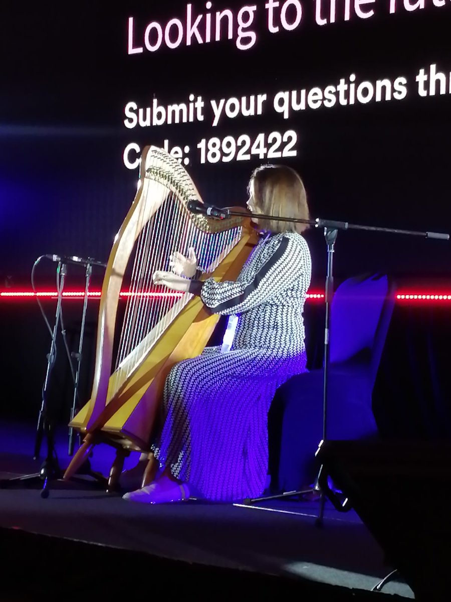The second day of <a href="/IrishResearch/">We are now Research Ireland</a> /@scienceirel #ResearchSummit begins with a wonderful harp performance from <a href="/helendublin/">Helen Lawlor</a> - "Farewell my gentle harp"