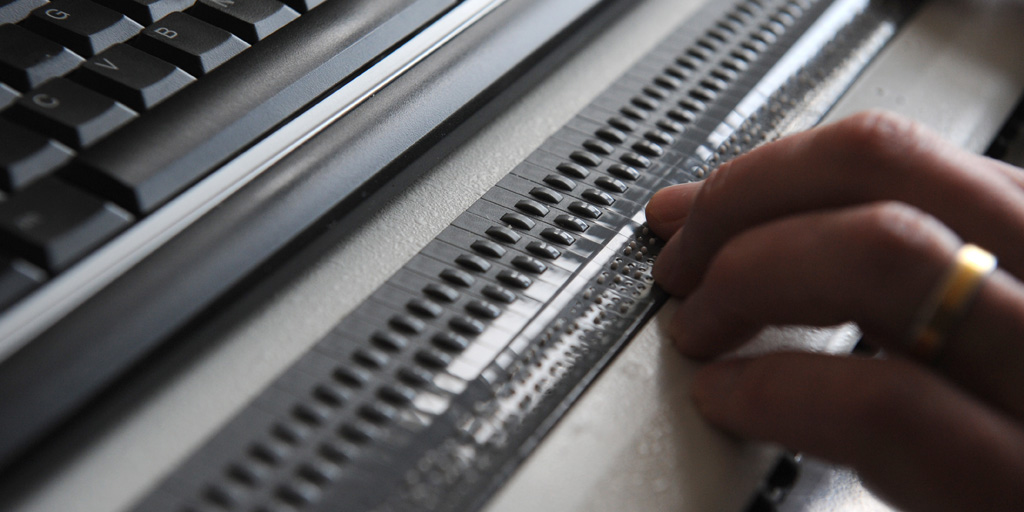 Messe informiert über elektronische #Hilfsmittel für #blinde und #sehbehinderte Menschen - Vorlesegeräte, Sehhilfen und mobile Orientierungs- und Kommunikationsgeräte.
22./23. November ab 10:00 Uhr im <a href="/ABSV_Berlin/">ABSV e. V.</a> 
Infos: absv.de/hilfsmittelaus…
#Inklusion #Barrierefreiheit