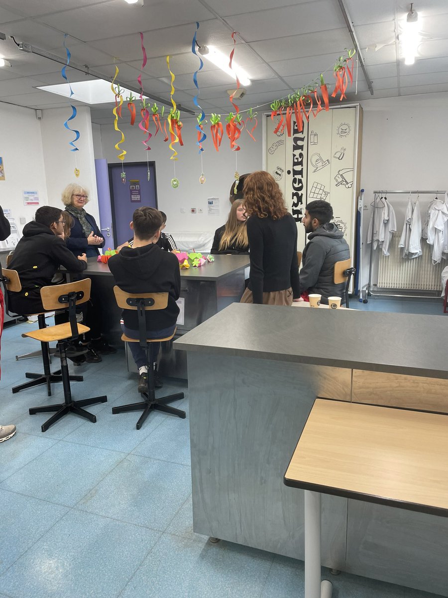 valpin83's tweet photo. Aujourd’hui les jeunes de la MLDS de Hyères rencontrent des chefs d’entreprise et 2 élèves de Terminale menuiserie du lycée Golf Hôtel pour échanger sur leurs expériences. 
Merci à l’équipe de la segpa du collège Gustave Roux de rendre possible cet événement. 
#MLDS https://t.co/8WBSg3FmKw
