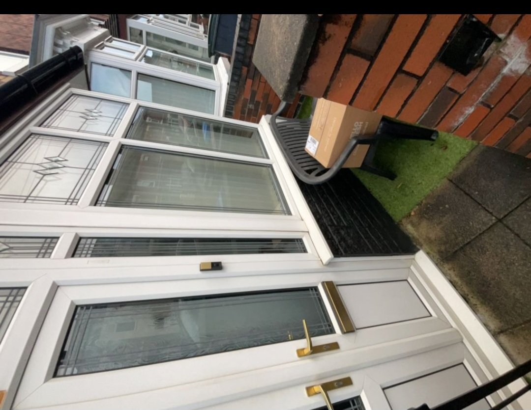 ta_harrison's tweet photo. @DPDUK3 am unable to contact you through chat or app.. parcel delivered today.. parcel not left in porch as stated,  left on full display on busy street... porch was open awaiting delivery... dreadful service https://t.co/UC4a4fTIRd