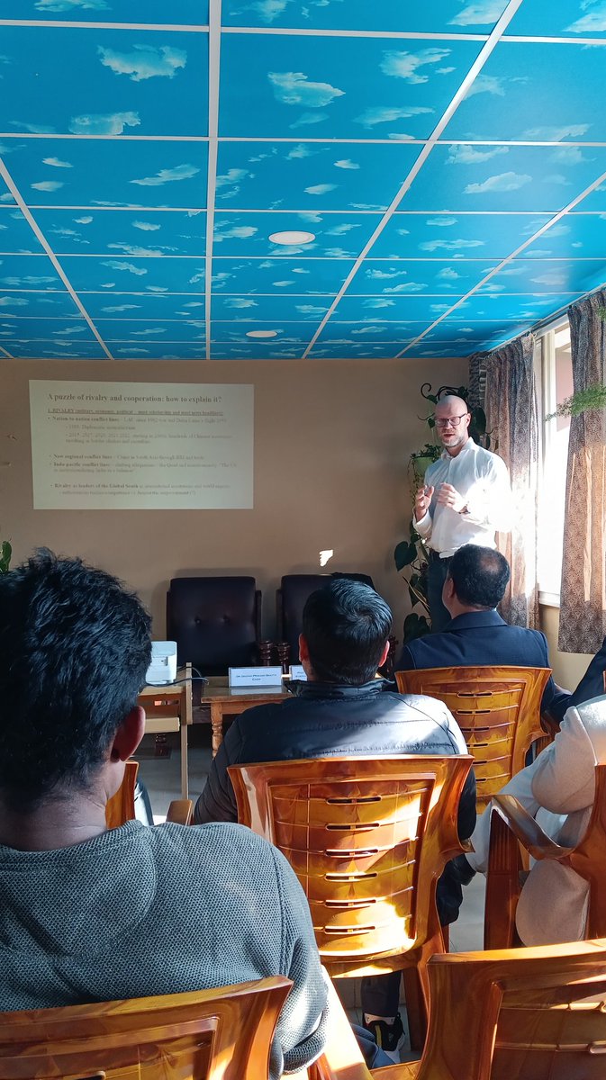 sarojdeo's tweet photo. The speaker is stressing on the reasons for rising tension along LAC.
@contactniice @DrPramodjaiswal @SumitraKarki14 @deepakpbhatt https://t.co/Q9ix1jW9CV