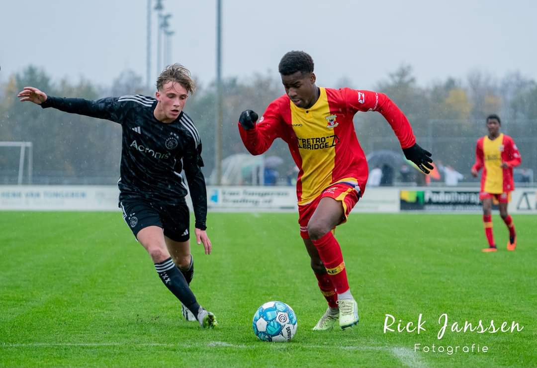 Jipie10's tweet photo. Afgelopen zaterdag met @GAEagles O16 op eigen veld een mooi resultaat gehaald tegen @AFCAjax O16: 2-2. 1e helft Ajax te veel in zijn kracht laten spelen (0-2). Begin 2e helft zelf dominant en aantal kansen onbenut. Uiteindelijk onszelf wel beloond met een zwaarbevochten punt. https://t.co/J3hZzJfQiS
