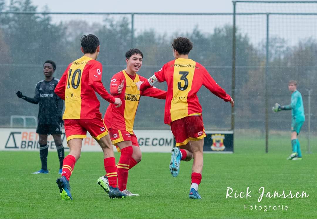 Jipie10's tweet photo. Afgelopen zaterdag met @GAEagles O16 op eigen veld een mooi resultaat gehaald tegen @AFCAjax O16: 2-2. 1e helft Ajax te veel in zijn kracht laten spelen (0-2). Begin 2e helft zelf dominant en aantal kansen onbenut. Uiteindelijk onszelf wel beloond met een zwaarbevochten punt. https://t.co/J3hZzJfQiS
