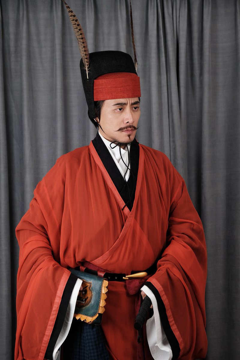 京劇の翎子は、秦、漢の時代の鶡冠に関連している可能性が高い。鶡冠は、冠の両側に鶡の羽を差した武官の冠。漢代の文献によると、鶡という鳥は非常に ...