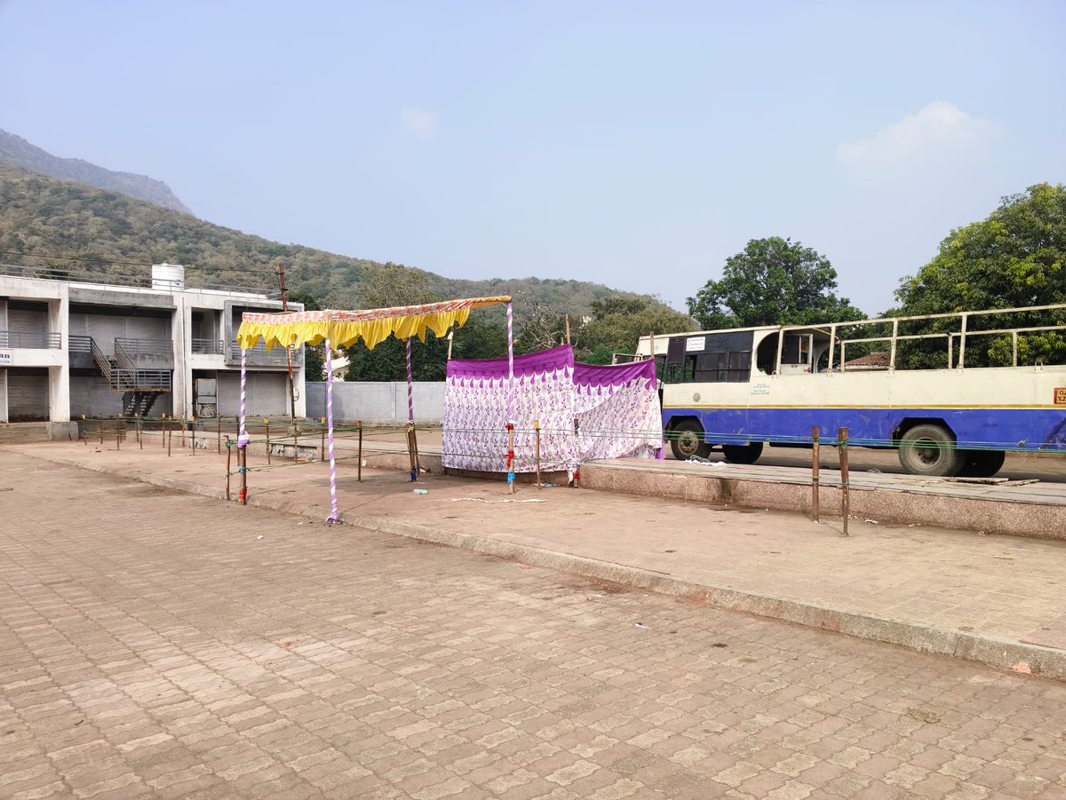 collectorjunag's tweet photo. આગામી તારીખ 23/11/2023 થી શરૂ થઈ રહેલ પરિક્રમા માટે લોકોને અગવડતા ના રહે તે માટે 225 જેટલી એસટી બસો તંત્ર દ્વારા દોડાવવામાં આવશે.હાલ ભવનાથ ખાતે બસ સ્ટેન્ડની વ્યવસ્થા કરી દેવામાં આવેલ છે.
@PMOIndia @CMOGuj 
@Mulubhai_Bera @RaghavjiPatel 
@InfoGujarat @revenuegujarat 
@JunagadhGog https://t.co/Ygn4eXgggu