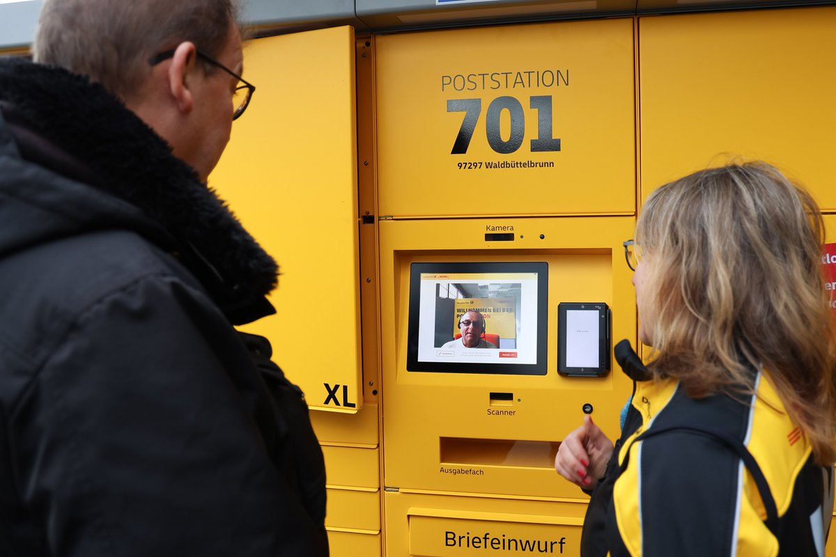 dpdhl_fra's tweet photo. Bürgermeister Klaus Schmidt testet gemeinsam mit Gebriele Schulz, reg. Politikbeauftragte der DHL Group für Unterfranken 1. #Poststation in Waldbüttelbrunn. Am neuen Automaten sind neben Paketfunktionen auch zahlreiche Briefprodukte erhältlich.(Foto: DHL Group/Rudi Merkel).(AB) https://t.co/6Bur0srvUF