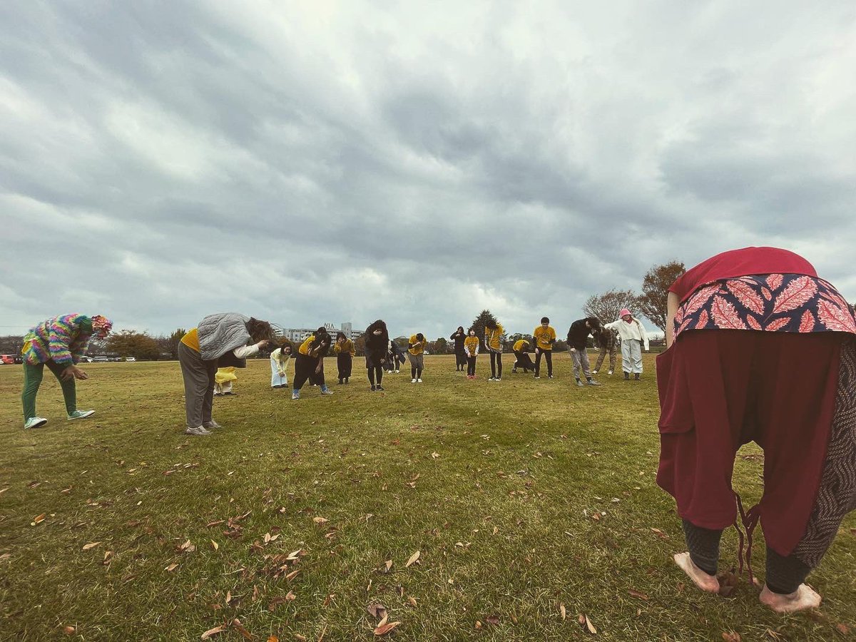 jyouen_yan's tweet image. #北陸ダンスフェスティバルDX 
#野外パフォーマンス 構成演出努めさせて頂きました。
ダンサーもお客さまも子どもたちも自然の中でおんなじ様に良い身体を目指して。
まぁまぁ寒い金沢らしい曇りでしたが、皆様ありがとうございました！

#コンテンポラリーダンス 
#和太鼓