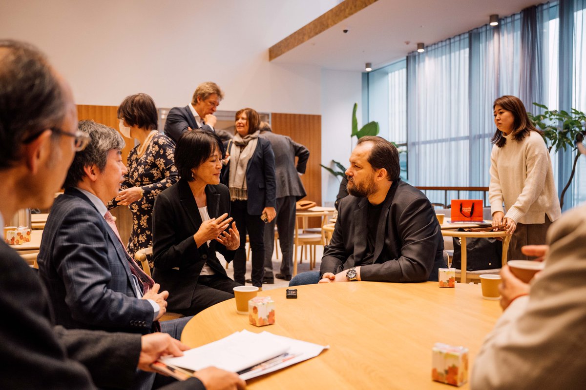 Gewandhausorchester (@gewandhaus) on Twitter photo Tokyo isn't Tokyo without a press conference! Nach 7 Konzerten in Taiwan & Südkorea, gibt <a href="/Gewandhaus/">Gewandhausorchester</a> 3 Gastpiele in Tokio & Sapporo. Auch dieser Japan-Aufenthalt mit <a href="/andris_nelsons/">Andris Nelsons</a> beginnt traditionell mit einem Wiedersehen der wichtigsten Klassik-Medien des Landes. #GHOontour Tokyo isn't Tokyo without a press conference! Nach 7 Konzerten in Taiwan & Südkorea, gibt <a href="/Gewandhaus/">Gewandhausorchester</a> 3 Gastpiele in Tokio & Sapporo. Auch dieser Japan-Aufenthalt mit <a href="/andris_nelsons/">Andris Nelsons</a> beginnt traditionell mit einem Wiedersehen der wichtigsten Klassik-Medien des Landes. #GHOontour