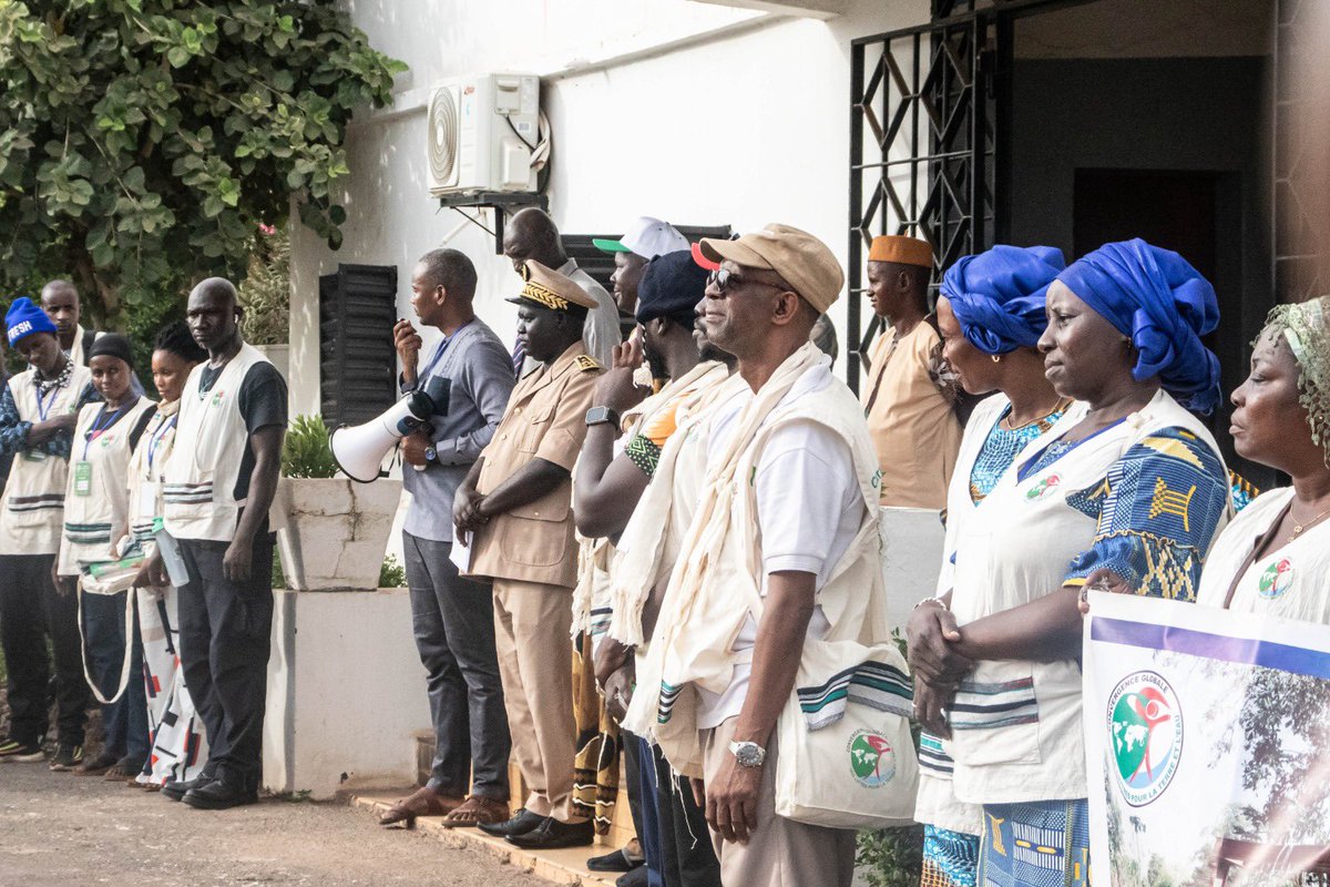 DyTAES's tweet photo. Parti(e)s du Burkina Faso, ls centaines de militant(e)s de la #CGLTE en harmonie avec la #DyTAEL ont procédé à une marche de plaidoyer pour une justice climatique basée sur l’agroécologie paysanne. La remise du livret vert de la CGLTE au Gouverneur  marque la fin de l’étape Tamba https://t.co/Fn4HzqoVpR