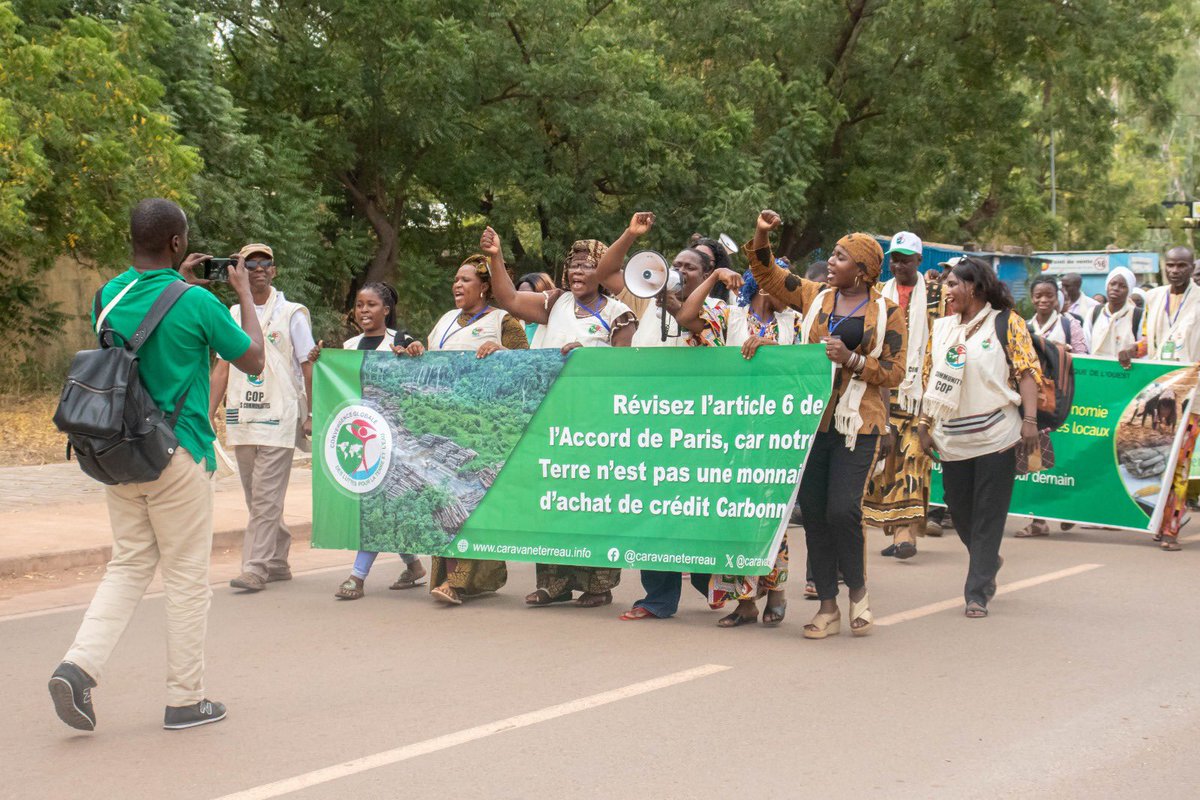 DyTAES's tweet photo. Parti(e)s du Burkina Faso, ls centaines de militant(e)s de la #CGLTE en harmonie avec la #DyTAEL ont procédé à une marche de plaidoyer pour une justice climatique basée sur l’agroécologie paysanne. La remise du livret vert de la CGLTE au Gouverneur  marque la fin de l’étape Tamba https://t.co/Fn4HzqoVpR