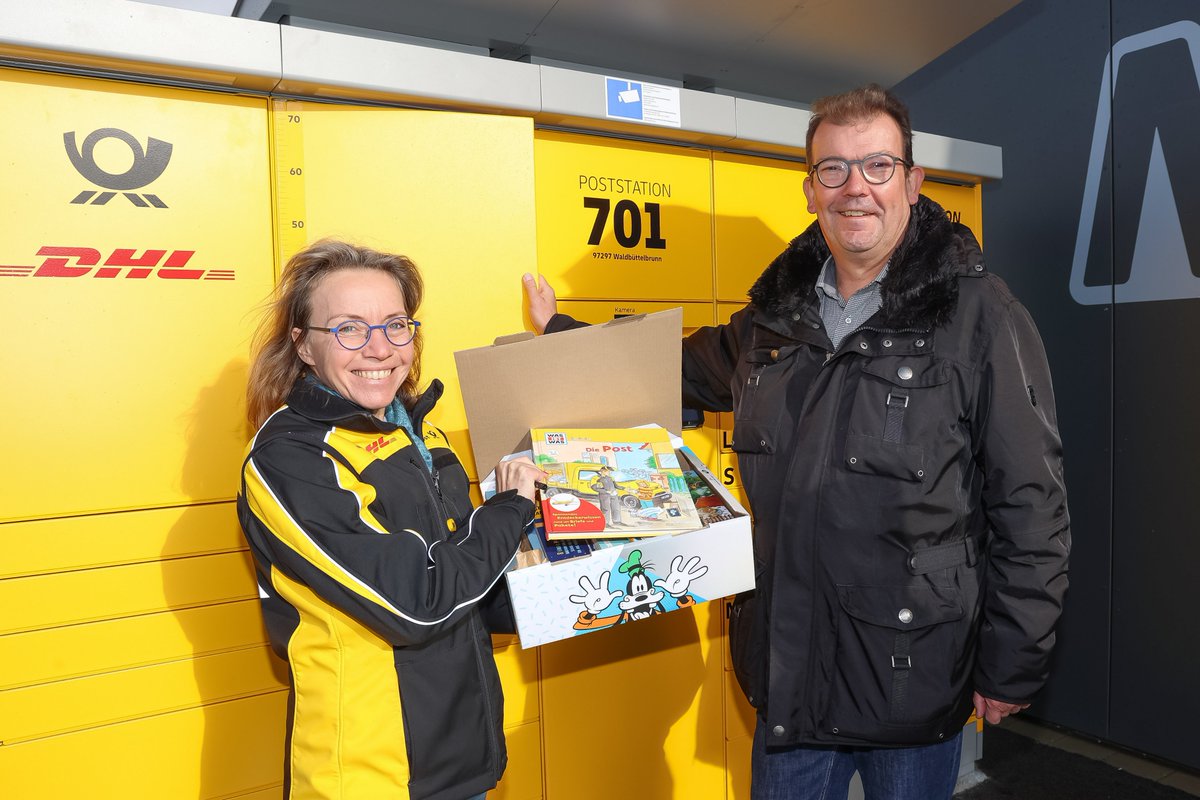 dpdhl_fra's tweet photo. Bürgermeister Klaus Schmidt testet gemeinsam mit Gebriele Schulz, reg. Politikbeauftragte der DHL Group für Unterfranken 1. #Poststation in Waldbüttelbrunn. Am neuen Automaten sind neben Paketfunktionen auch zahlreiche Briefprodukte erhältlich.(Foto: DHL Group/Rudi Merkel).(AB) https://t.co/6Bur0srvUF