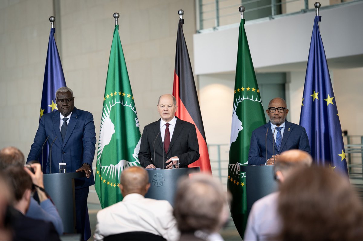 A successful #CompactwithAfrica Summit in Berlin yesterday: 🇩🇪 Chancellor Scholz was proud to welcome more than a dozen reform-minded African Heads of State &amp; Gov’t &amp; <a href="/AUC_MoussaFaki/">Moussa Faki Mahamat</a> to discuss how to advance economic growth &amp; more European investment on the African continent.