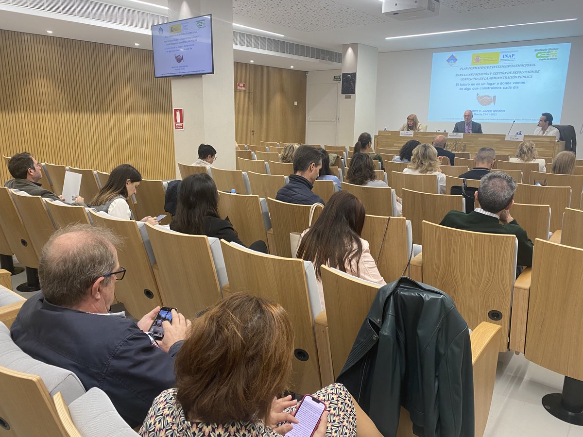 Continuamos nuestro paseo emocional por el autoliderazgo, la evolución personal

Seguimos adquiriendo algunas de las claves para la mejora de la #comunicación y la relación con nuestros pacientes

De la mano del ponente experto @Jiriondo

#formación #afiliadosCESM #EquipoCESM