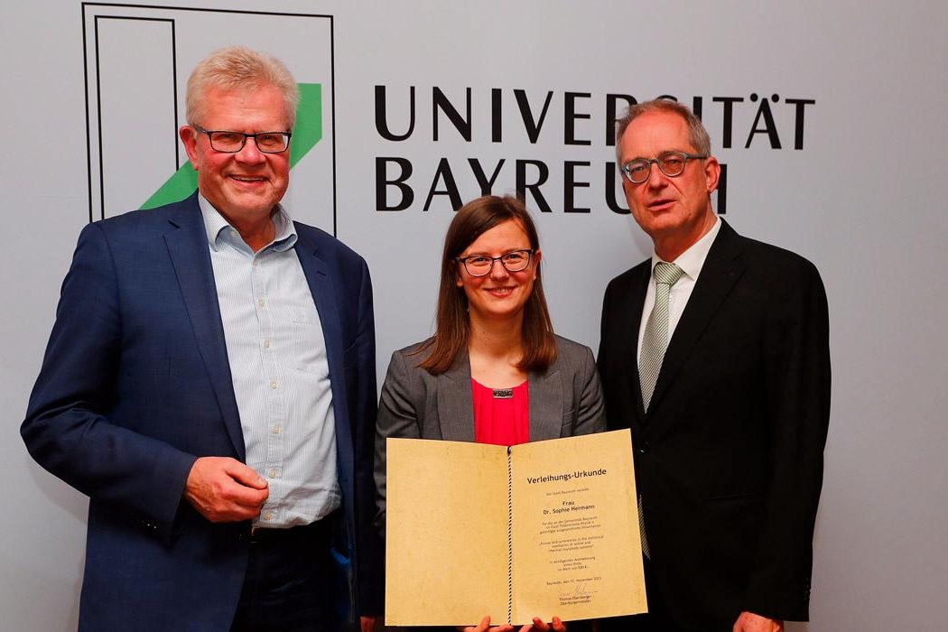 I feel so honoured to have been awared with the "Preis der Stadt Bayreuth" (Prize of the City of Bayreuth) for my PhD thesis <a href="/unibt/">Universität Bayreuth</a> on "Forces and symmetries in the statistical mechanics of active and thermal many-body systems". (Foto: Peter Kolb) 
ubtaktuell.uni-bayreuth.de/2023-president…