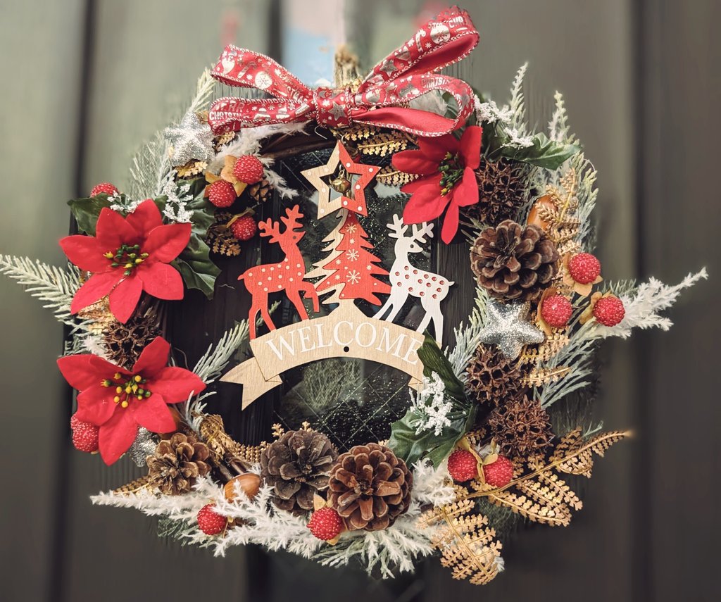 「娘の拾った松ぼっくりとか木の実と百均素材でクリスマスリース作りました」|えつおのイラスト