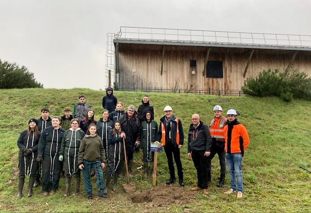 AudreyAchenza's tweet photo. Dans la cadre de notre projet d'Agence Eco-exemplaire, 25 collaborateurs d'Eaux de Normandie @suez ont participé à la plantation de 55 arbres fruitiers sur 5 sites normands avec la collaboration de @AggloSeineEure @mfr_officiel @sergeL51 @ANBDD_Ndie https://t.co/3H5izA9aos