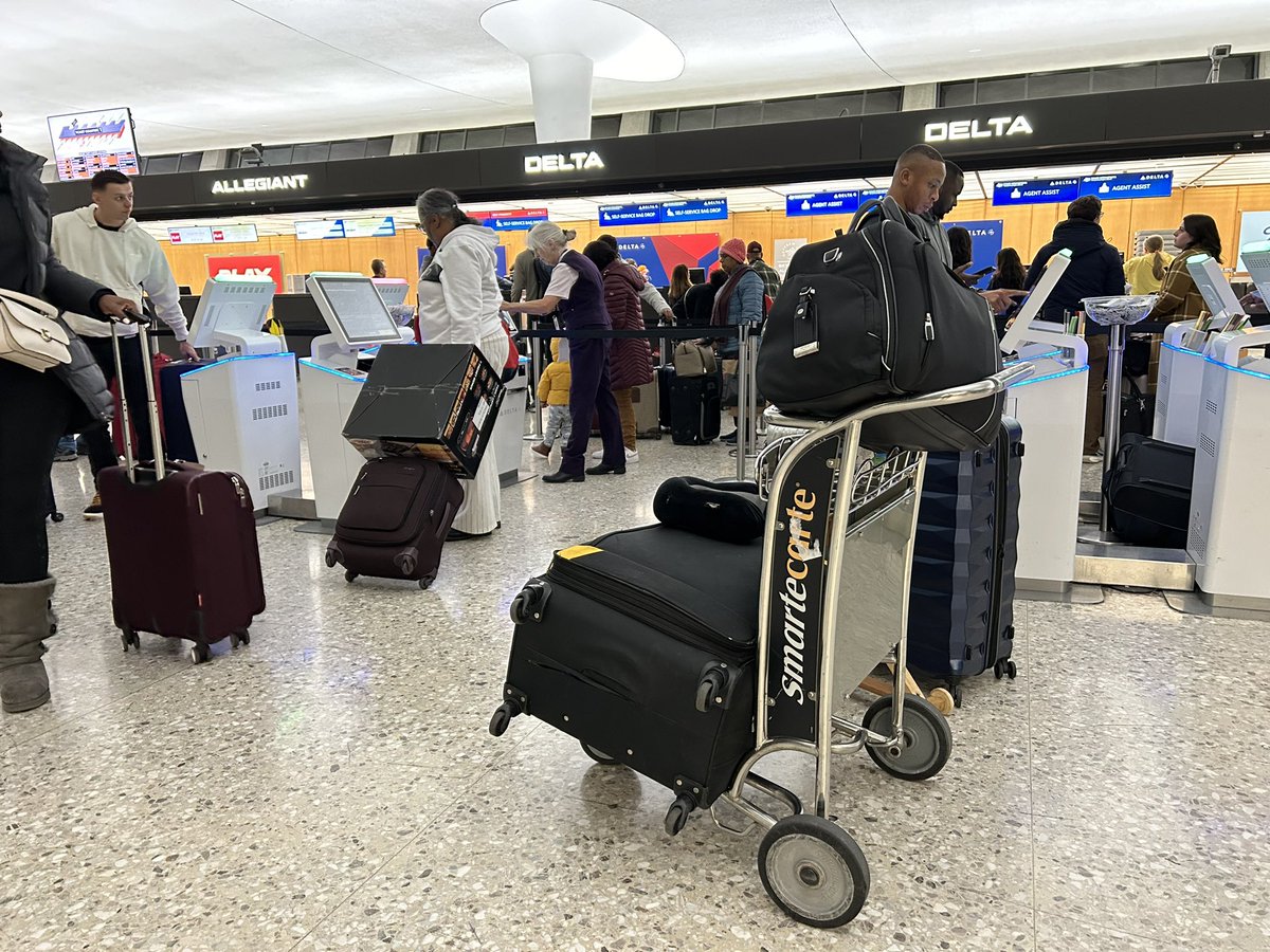 AugensteinWTOP's tweet photo. Getaway Tuesday before Thanksgiving. Checking out air travel at Dulles. The big man, @JDDsays will be on the roads. Stick w @WTOPtraffic and @WTOP — a holiday tradition ! https://t.co/1mTMOEeSCY
