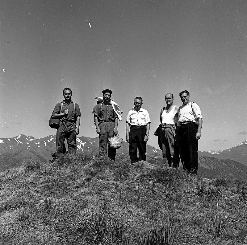 Arxiu_Andorra's tweet photo. 📺🏞️📡 Dia mundial de la televisió. En Fèlix Peig va fer un reportatge sobre la instal·lació d’antenes de televisió al pic de Carroi i al bony de les Neres.
🤔Quins canals de TV es veien a Andorra abans de la nacional (1991)? 📺🇦🇩
📸 FP_03459 - FP_03464 - FP_03466 - FP_03474 https://t.co/jIEXnVJvWV